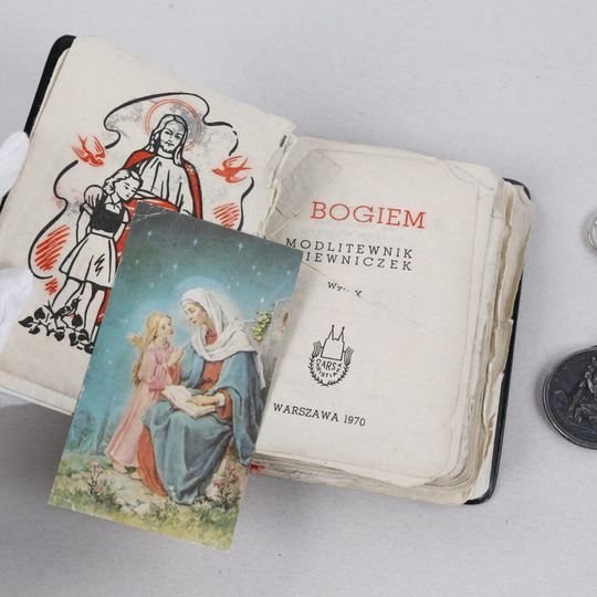 modlitewnik i brelok z wizerunkiem św. Krzysztofa