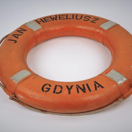 koło ratunkowe z M/F „Jan Heweliusz” przekazane NMM w darze przez Duńskie Królewskie Muzeum Morskie w Kopenhadze w 1995 roku