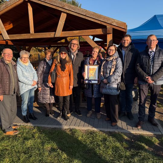 Aleja Jabłoni pamięci Mariusza Śledzia. Zobacz zdjęcia z sadzenia drzew na Nizinie Walichnowskiej!