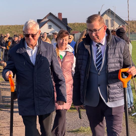 sadzenie Alei Jabłoni pamięci Mariusza Śledzia