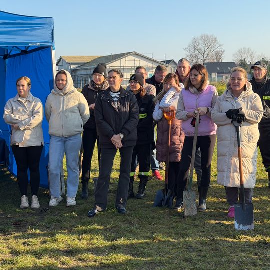 sadzenie Alei Jabłoni pamięci Mariusza Śledzia