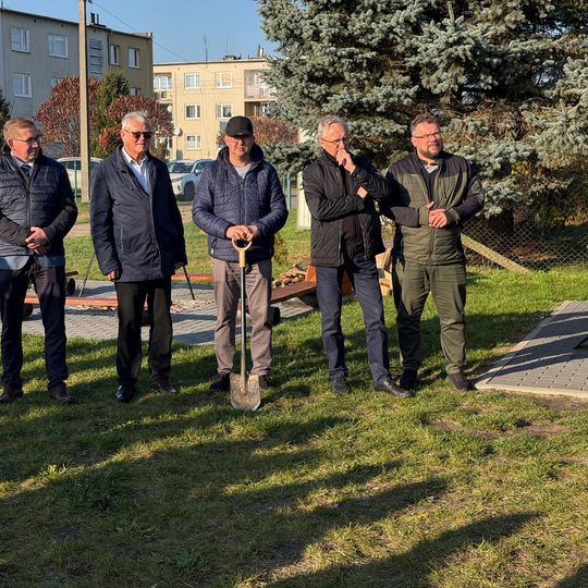 sadzenie Alei Jabłoni pamięci Mariusza Śledzia