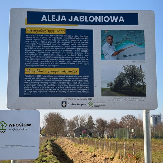 sadzenie Alei Jabłoni pamięci Mariusza Śledzia