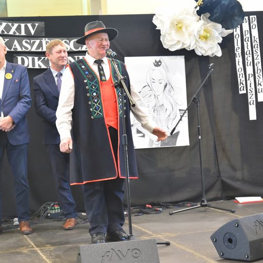 Mistrzowie kaszubskiej ortografii pisali w Stężycy XXIV Dyktando Kaszubskie „Królewiónka w Pałacu”