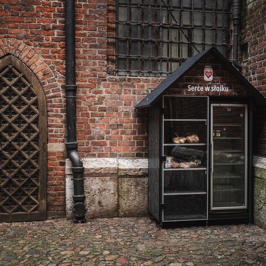 „Serce w słoiku” przy bazylice Mariackiej. Nowa lodówka społeczna w Gdańsku