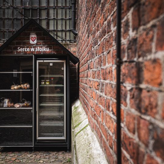 nowa lodówka społeczna przy bazylice Mariackiej w Gdańsku