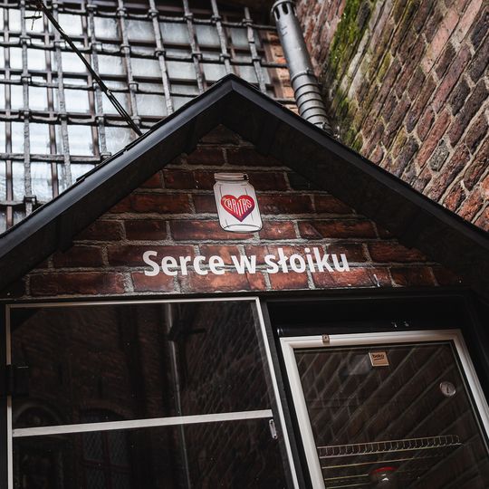 nowa lodówka społeczna przy bazylice Mariackiej w Gdańsku