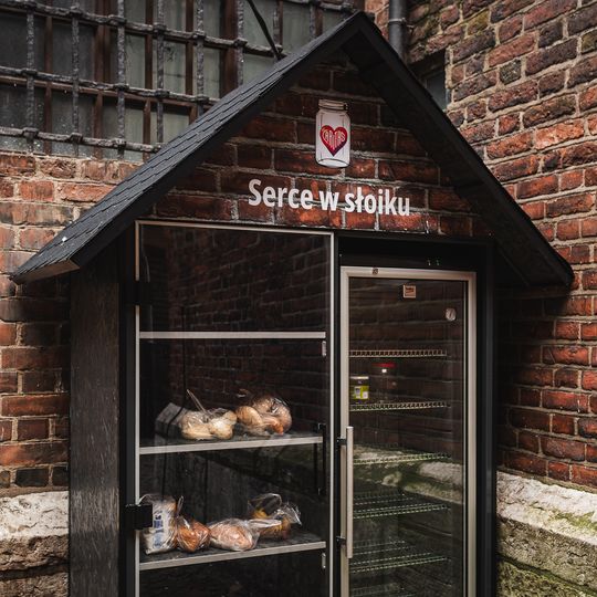 nowa lodówka społeczna przy bazylice Mariackiej w Gdańsku