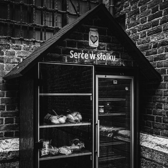 nowa lodówka społeczna przy bazylice Mariackiej w Gdańsku