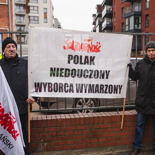 Nauczyciele protestowali przed gdańskim kuratorium. Mają dość chaosu w oświacie