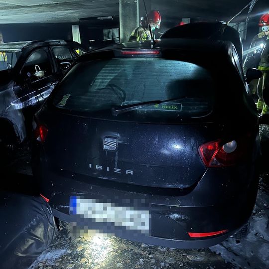 Pożar w Centrum Witawa w Gdyni. W nocy spłoneło 8 samochodów