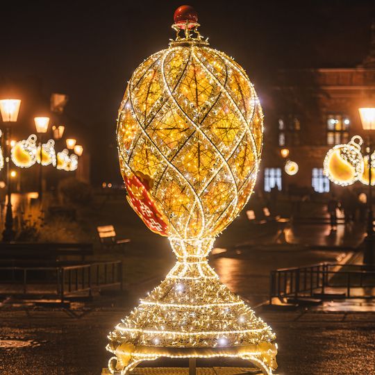 Święty Mikołaj przypłynął do Gdańska i rozświetlił choinkę. Zobacz magiczne zdjęcia z Długiego Targu