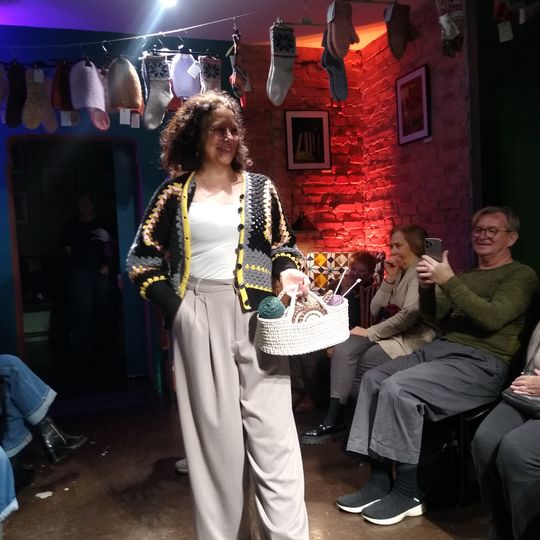 Pokaz mody w Księgarni Kameralnej "Książka i Wino". Na wybiegu - dziewiarki