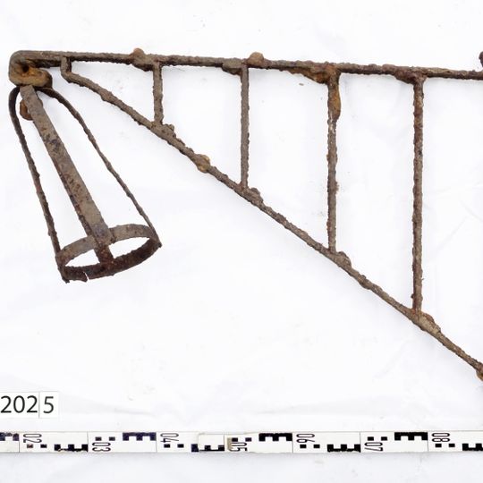 zawiesie lampy oświetlającej teren składnicy