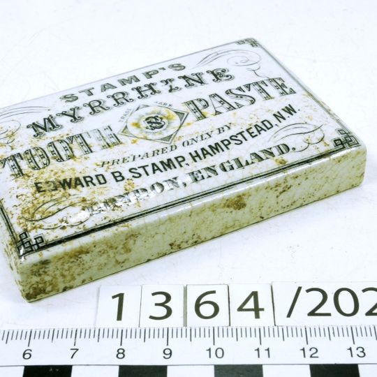 wieczko pojemnika na pastę do zębów z przełomu XIX i XX wieku