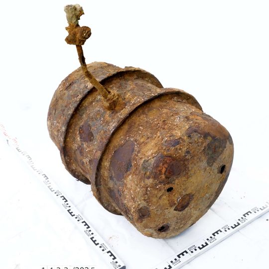 pojemnik na stężony kwas wykorzystywany do wytwarzania sztucznej mgły, używany najprawdopodobniej przez włoskich żołnierzy II Batalionu Zadymiania