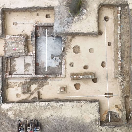 podstawa pomnika X-lecia posadowiona na reliktach budynku z okresu kurortu oraz negatywy nasadzeń zieleni poprzedzających zabudowę