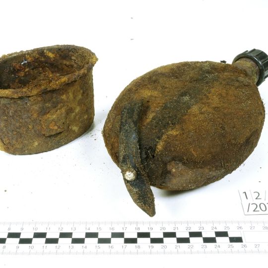 niemiecka manierka z kubkiem znaleziona podczas badań poprzedzających budowę drogi