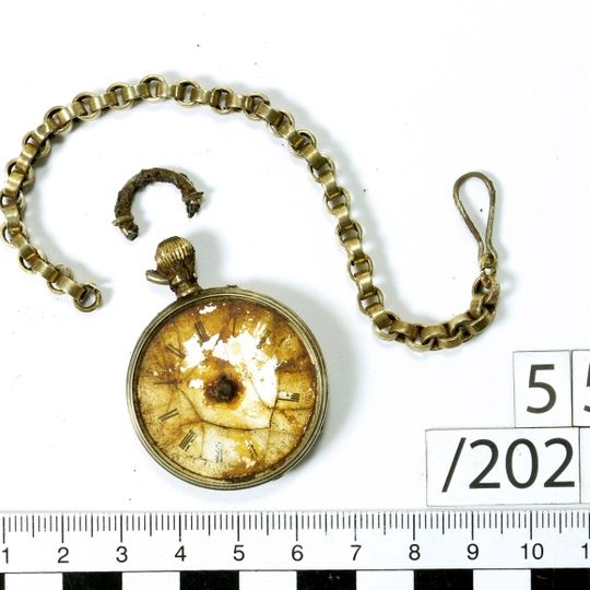 kieszonkowy zegarek z końca XIX w. znaleziony podczas badań poprzedzających budowę drogi