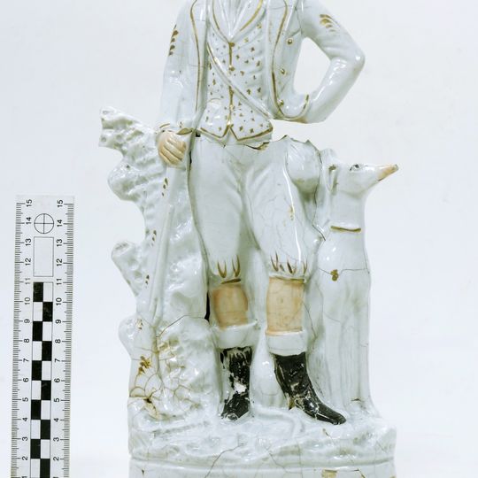 figurka myśliwego z poł. XIX w. znaleziona w warstwie rozbiórkowej budynku kurortowego