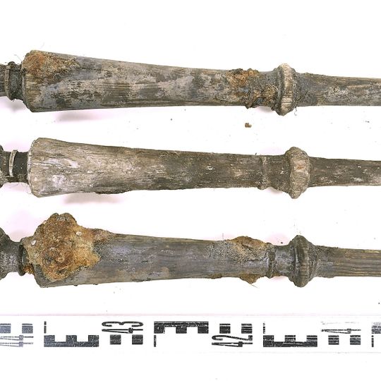 drewniane nogi krzesła z kasyna podoficerskiego znalezione w leju po bombie