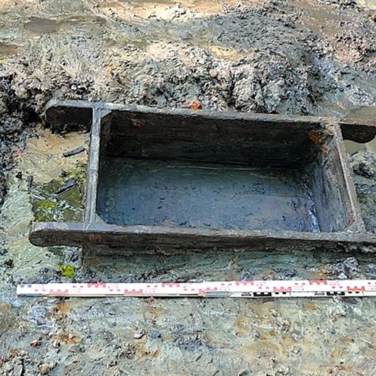 nosidła do gruzu używane przez polskich jeńców cywilnych zmuszonych przez Niemców do wykonywania prac rozbiórkowo-porządkowych, znalezione w leju po bombie