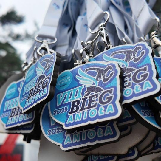 Białe skrzydła nad uczestnikami Biegu Aniołów