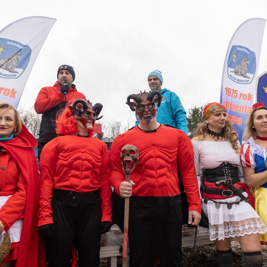 Morsy w Gdańsku, Sopocie i Gdyni przywitały Nowy Rok kąpielą w Bałtyku