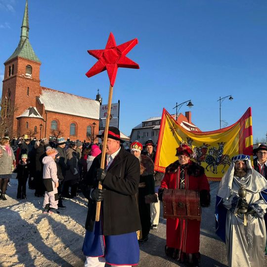 Orszak Trzech Króli w Sierakowicach. Za gwiazdą podążali Mędrcy ze Wschodu i tłumy wiernych