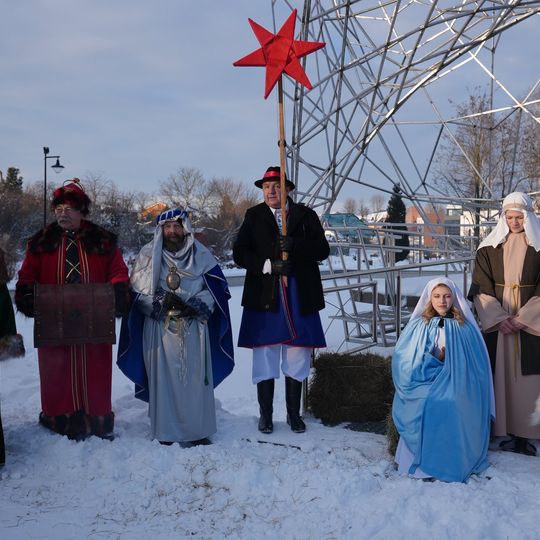 Orszak Trzech Króli w Sierakowicach. Za gwiazdą podążali Mędrcy ze Wschodu i tłumy wiernych