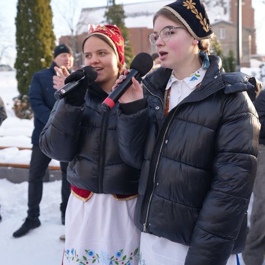 Orszak Trzech Króli w Sierakowicach. Za gwiazdą podążali Mędrcy ze Wschodu i tłumy wiernych