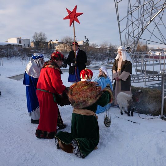 Orszak Trzech Króli w Sierakowicach. Za gwiazdą podążali Mędrcy ze Wschodu i tłumy wiernych