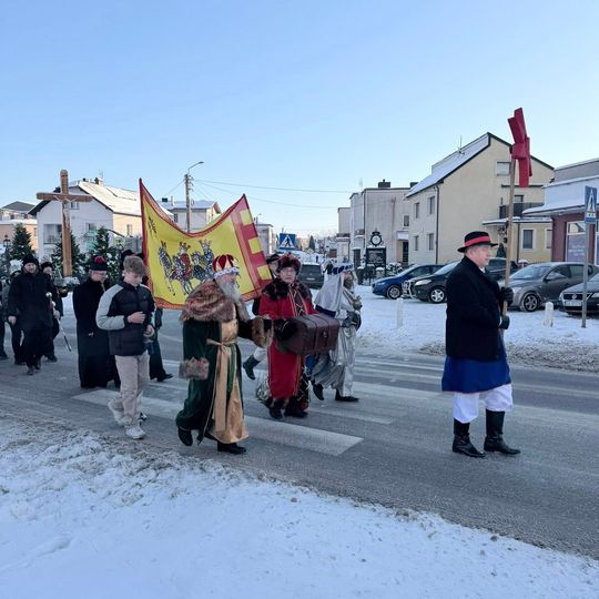 Orszak Trzech Króli w Sierakowicach. Za gwiazdą podążali Mędrcy ze Wschodu i tłumy wiernych