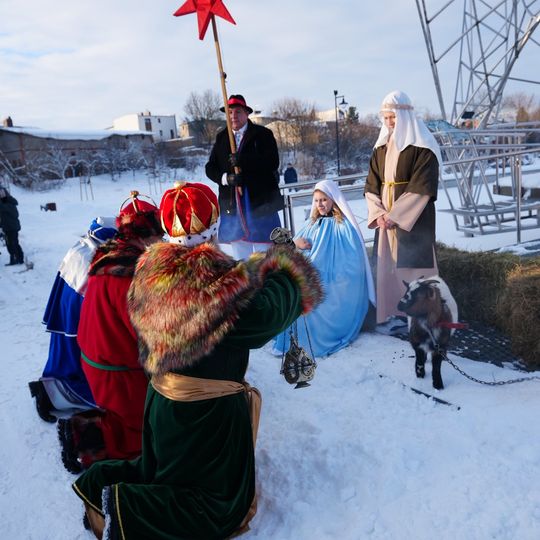 Orszak Trzech Króli w Sierakowicach. Za gwiazdą podążali Mędrcy ze Wschodu i tłumy wiernych
