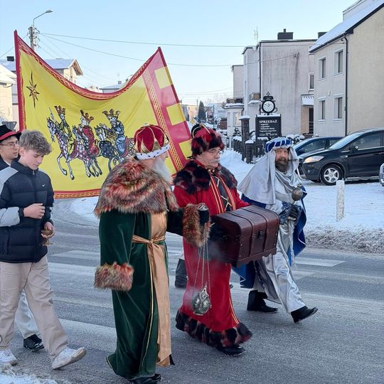 Orszak Trzech Króli w Sierakowicach. Za gwiazdą podążali Mędrcy ze Wschodu i tłumy wiernych