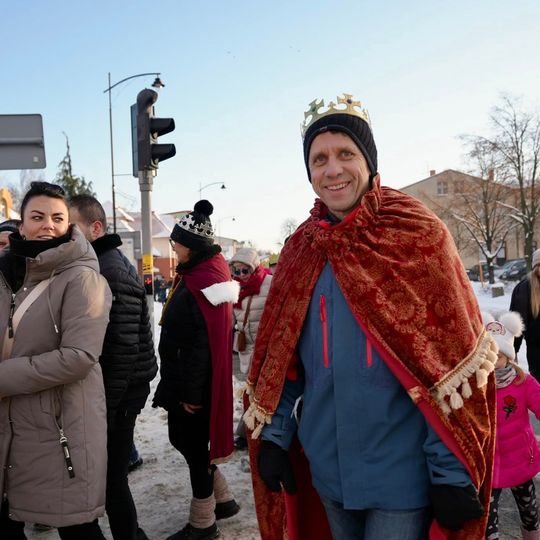 Orszak Trzech Króli w Sierakowicach. Za gwiazdą podążali Mędrcy ze Wschodu i tłumy wiernych