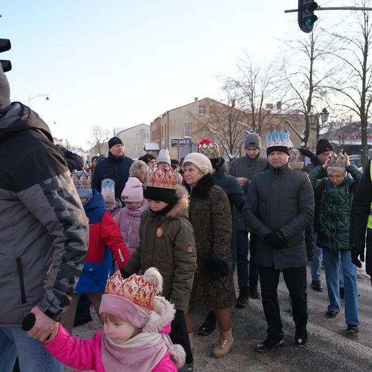 Orszak Trzech Króli w Sierakowicach. Za gwiazdą podążali Mędrcy ze Wschodu i tłumy wiernych