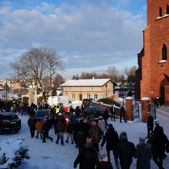 Orszak Trzech Króli w Sierakowicach. Za gwiazdą podążali Mędrcy ze Wschodu i tłumy wiernych