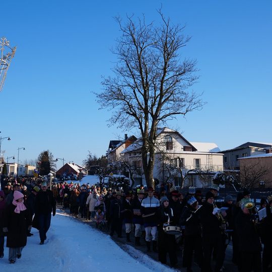 Orszak Trzech Króli w Sierakowicach. Za gwiazdą podążali Mędrcy ze Wschodu i tłumy wiernych