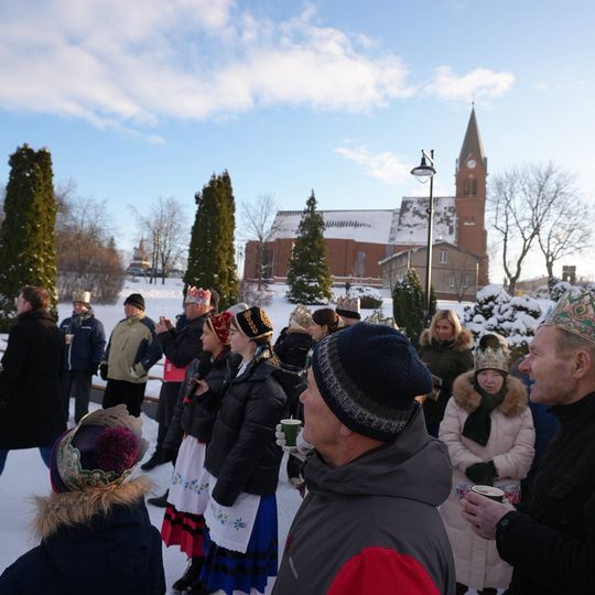Orszak Trzech Króli w Sierakowicach. Za gwiazdą podążali Mędrcy ze Wschodu i tłumy wiernych