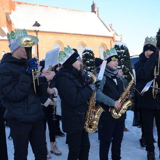 Orszak Trzech Króli w Sierakowicach. Za gwiazdą podążali Mędrcy ze Wschodu i tłumy wiernych