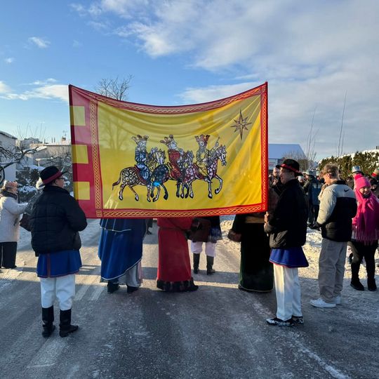 Orszak Trzech Króli w Sierakowicach. Za gwiazdą podążali Mędrcy ze Wschodu i tłumy wiernych
