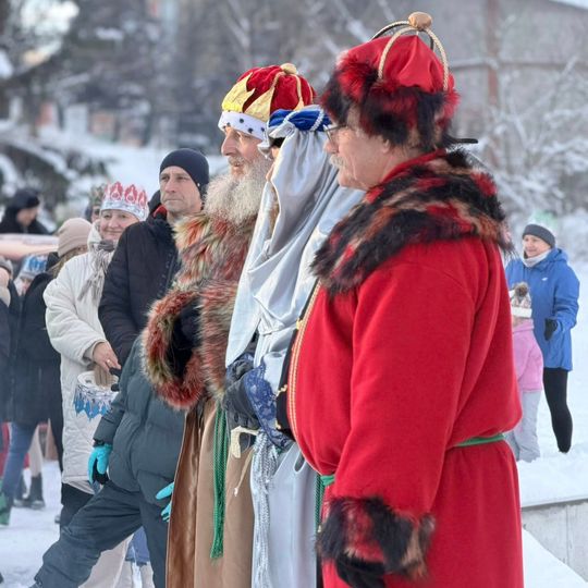 Orszak Trzech Króli w Sierakowicach. Za gwiazdą podążali Mędrcy ze Wschodu i tłumy wiernych