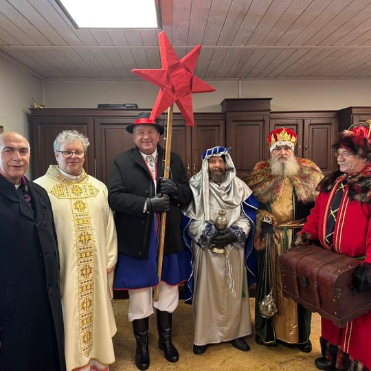 Orszak Trzech Króli w Sierakowicach. Za gwiazdą podążali Mędrcy ze Wschodu i tłumy wiernych