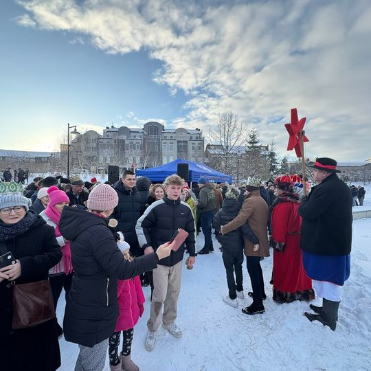 Orszak Trzech Króli w Sierakowicach. Za gwiazdą podążali Mędrcy ze Wschodu i tłumy wiernych