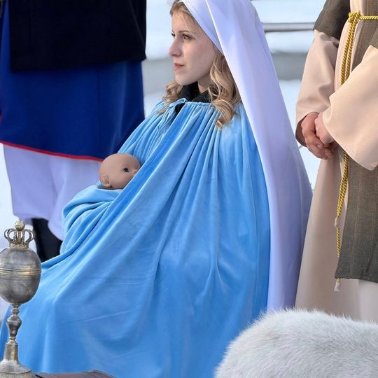 Orszak Trzech Króli w Sierakowicach. Za gwiazdą podążali Mędrcy ze Wschodu i tłumy wiernych