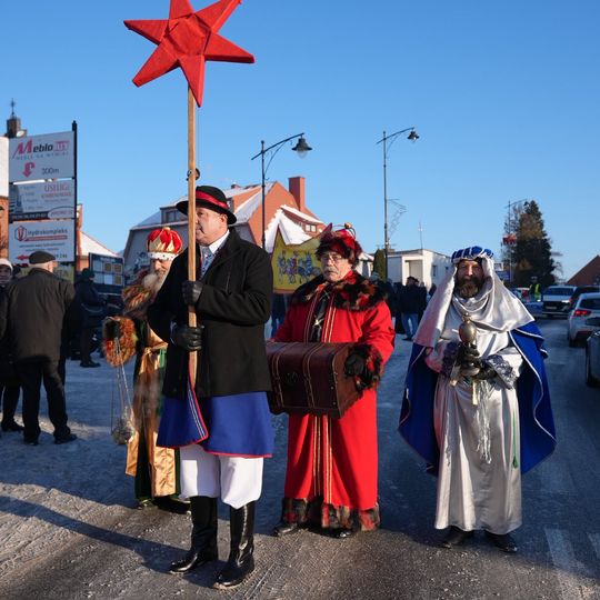 Orszak Trzech Króli w Sierakowicach. Za gwiazdą podążali Mędrcy ze Wschodu i tłumy wiernych