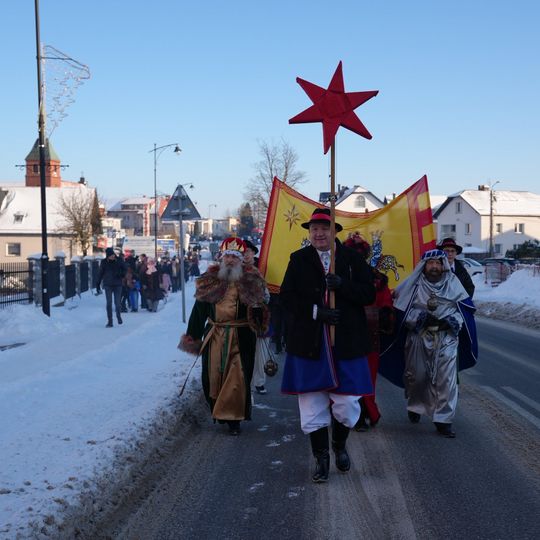 Orszak Trzech Króli w Sierakowicach. Za gwiazdą podążali Mędrcy ze Wschodu i tłumy wiernych