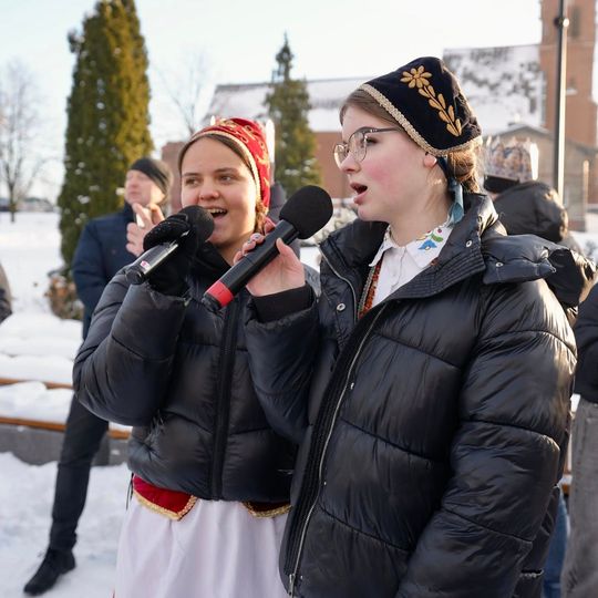 Orszak Trzech Króli w Sierakowicach. Za gwiazdą podążali Mędrcy ze Wschodu i tłumy wiernych