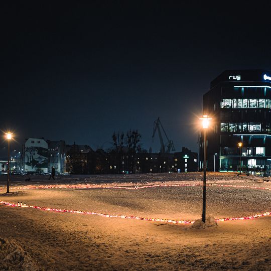 serce ze zniczy na Placu Solidarności, Gdańsk 2026